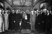 Mytropolyt Andrey Sheptytsʹkyy z chlenamy Ukrayinsʹkoho tsentralʹnoho komitetu. Livoruch vid nʹoho Volodymyr Kubiyovych holova UTSK pravoruch Vasylʹ Simovych. 1943 rik
